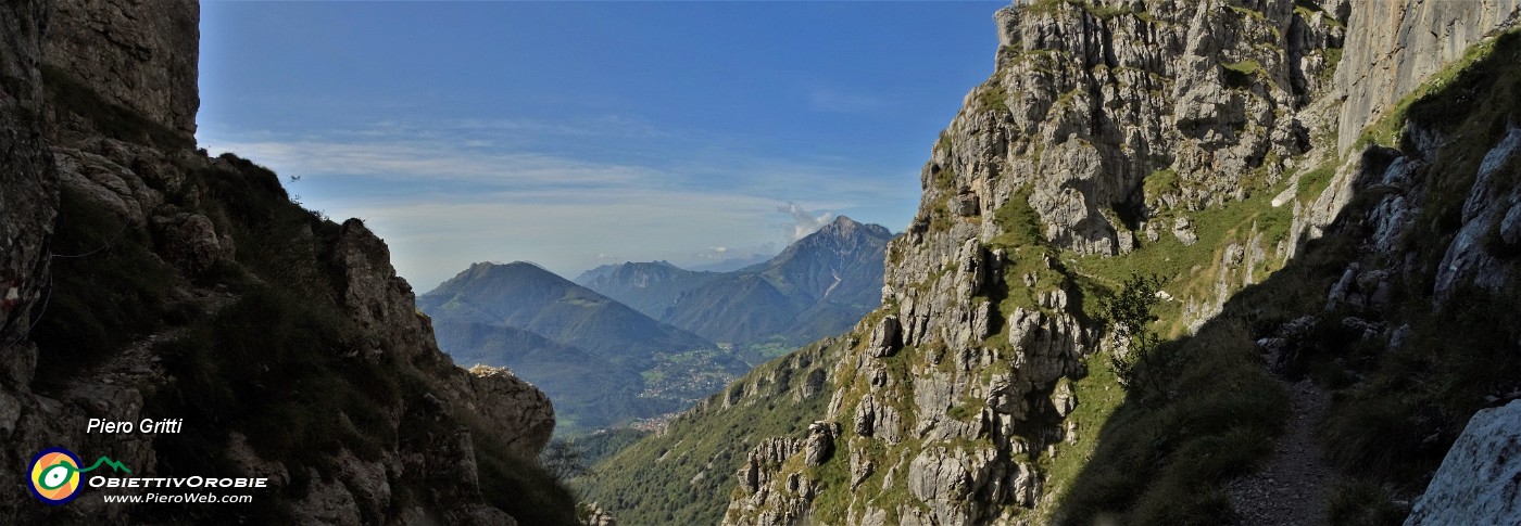 33 Traversata di uno scosceso canalone tra rocce a precipizio.jpg
